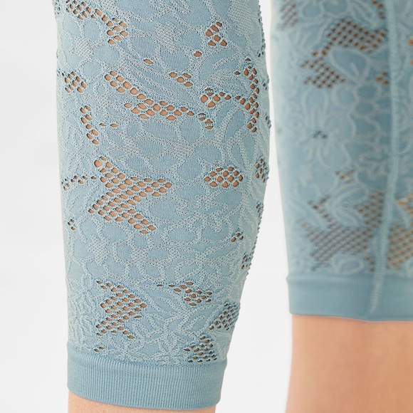 New FABLETICS Elise Seamless Capri Size L NWT - Picture 3 of 5